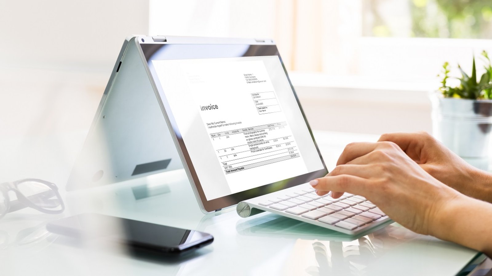 Ist Ihre kaufmännische Software fit für die E-Rechnung? Bild: Adobestock/ Andrey Popov